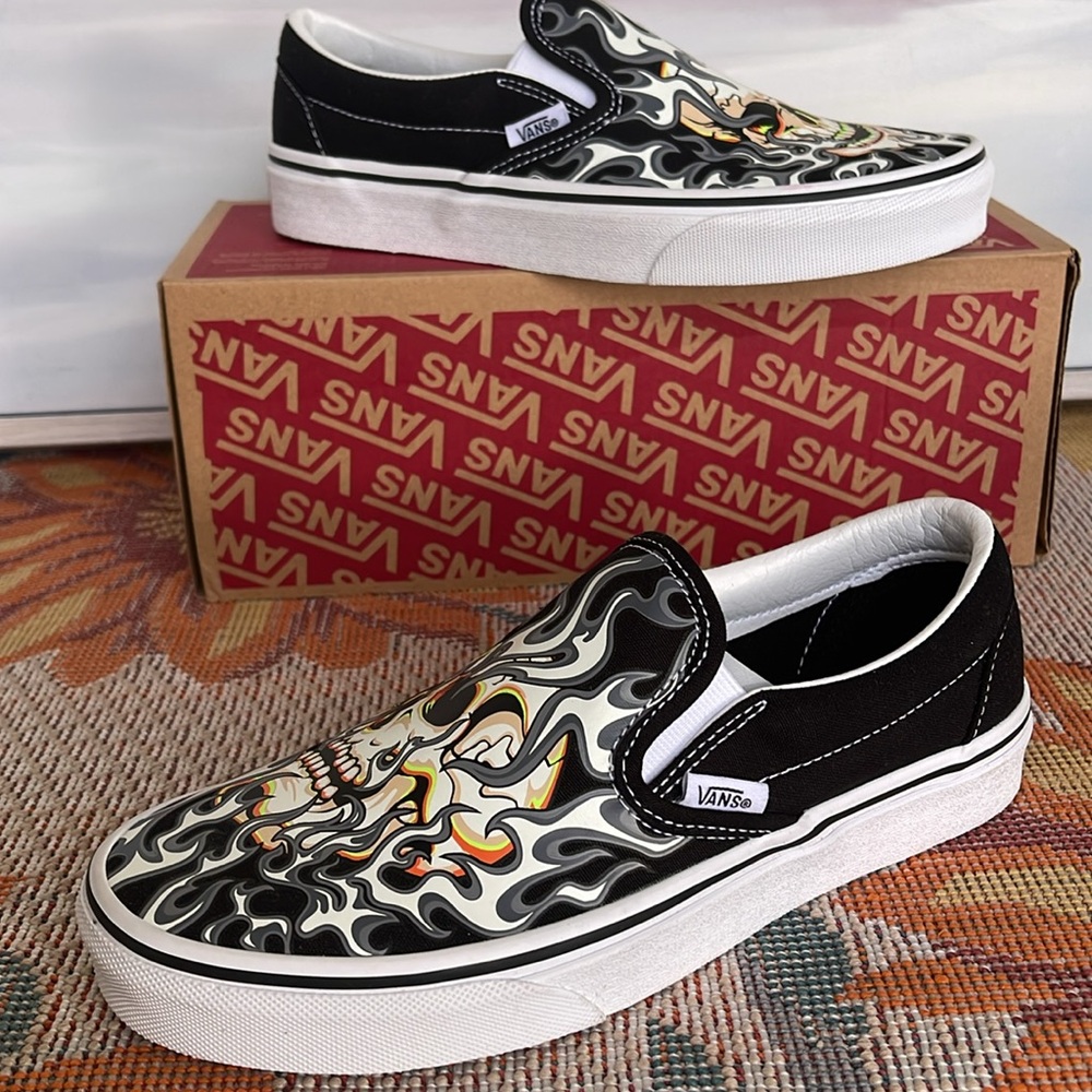 Vans Men’s Classic Slip-On
Flame Skull Black/True White 
VN0009Q7BMX
Sneakers - Picture 4 of 16